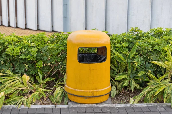 Pojemnik na śmieci żółty — Zdjęcie stockowe