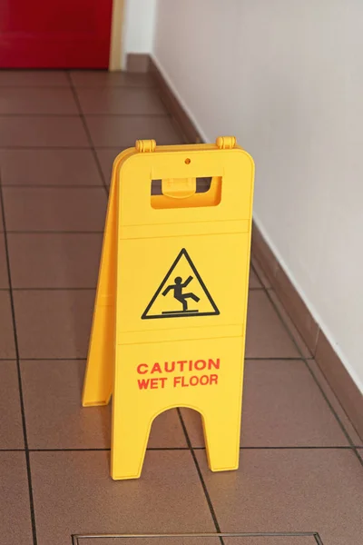 Óvatosan nedves padlón — Stock Fotó