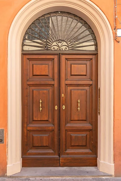 Kettős íves ajtó — Stock Fotó