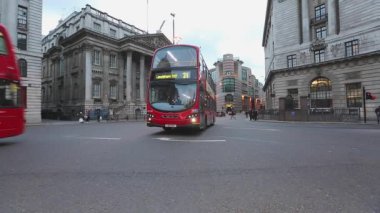 Londra, Birleşik Krallık - 23 Kasım 2013: Mansion House Street View Winter Day Traffic in London, Uk.