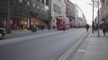 Londra, Birleşik Krallık - 19 Kasım 2013: Londra'daki Oxford Street'te Kış Günü Trafiği, İngiltere.
