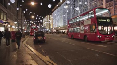 Londra, Birleşik Krallık - 20 Kasım 2013: Oxford Street With Christmas Decoration Lights at Winter Night in London, Uk.