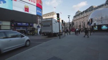 Londra, Birleşik Krallık - 20 Kasım 2013: Londra'daki Piccadilly Circus Square Kış Günü'nde Büyük Led Ekran Ekranları.