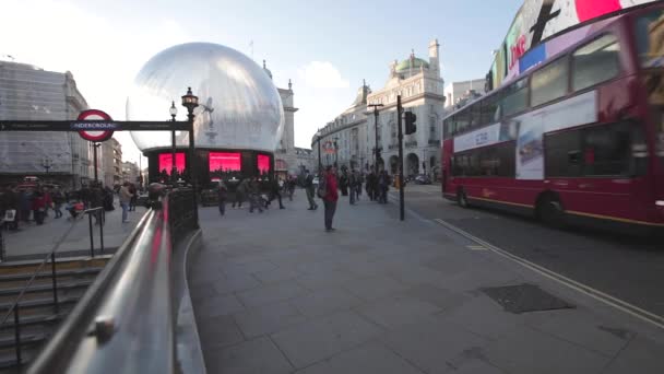 2013年11月19日 英国伦敦皮卡迪利马戏团与大雪球装饰的冬季日 — 图库视频影像