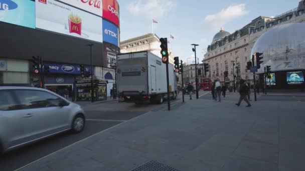 Londen Verenigd Koninkrijk November 2013 Grote Led Display Schermen Piccadilly — Stockvideo