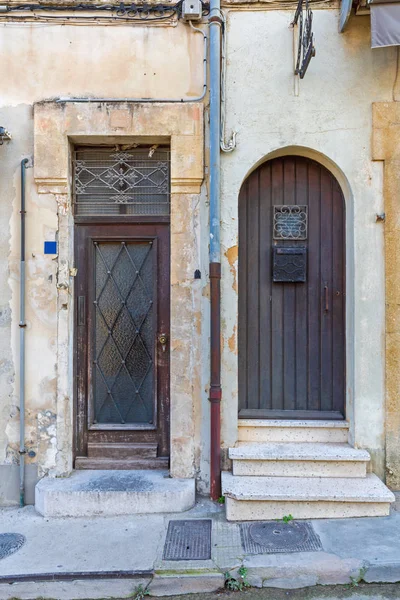 Два дверей сусідів — стокове фото