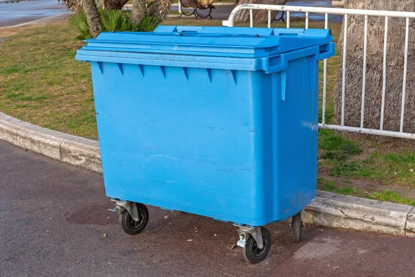Grote blauwe afvalbak — Stockfoto