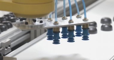 Konveyör Bantta Vakumlu Emme Kapları Ile Robotik Kol