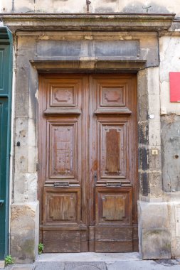 Çift Kahverengi Kapılar