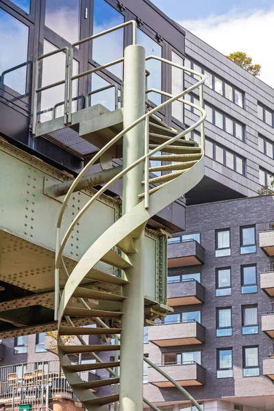 Внешние спиральные лестницы — стоковое фото