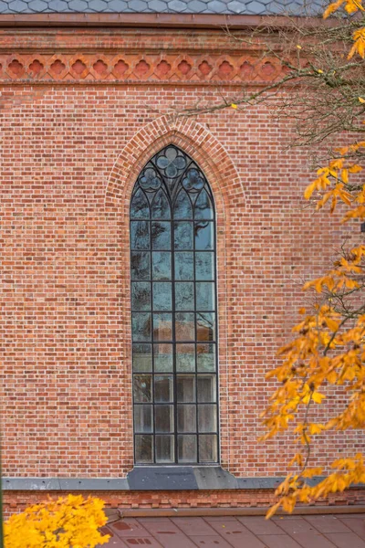 Hoge kerk venster — Stockfoto