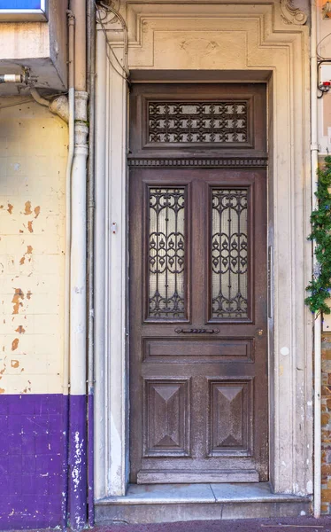 Brown Door Cannes — стокове фото