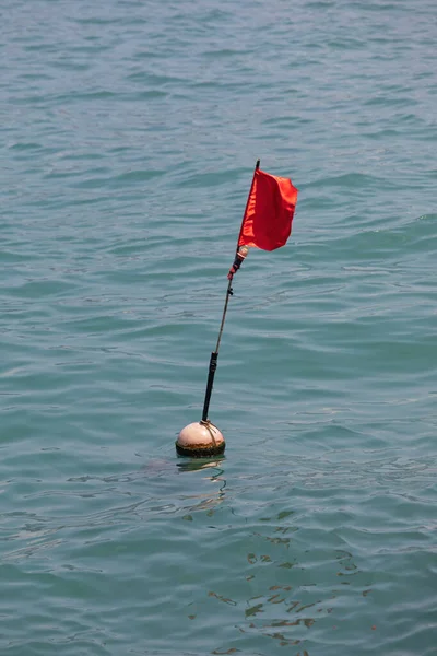 Marca da bandeira vermelha — Fotografia de Stock