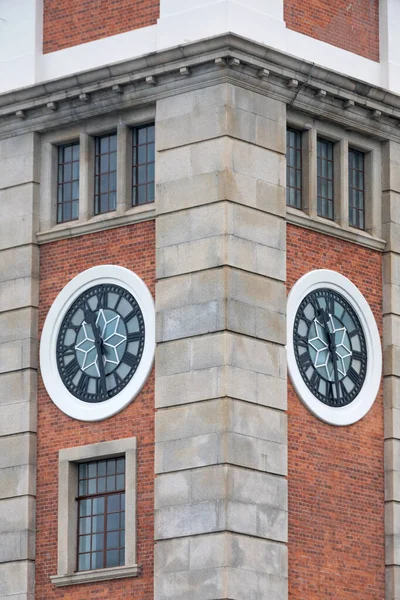 Torre de dos relojes —  Fotos de Stock