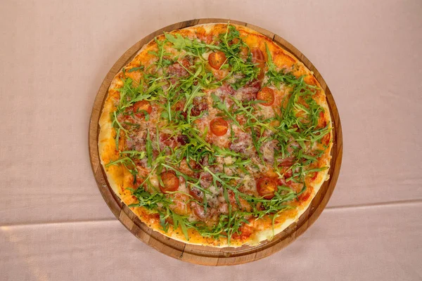 Arugula Pizza inteira — Fotografia de Stock