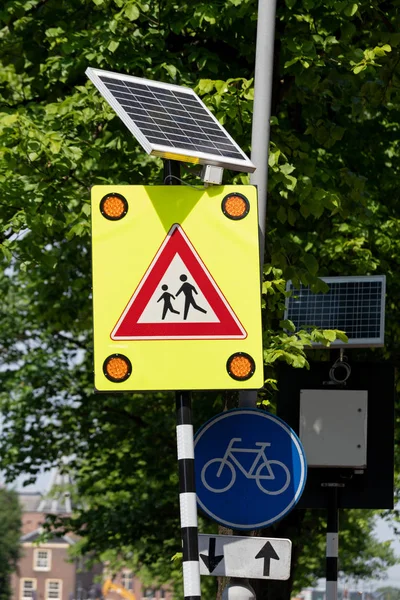 Pedestrians Crossing Solar — Stock Photo, Image
