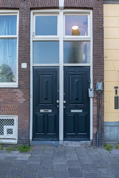 Två smala dörrar — Stockfoto