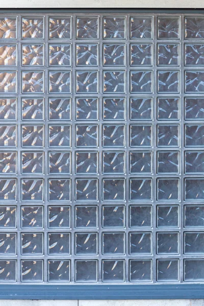 Стена стеклянных кубов — стоковое фото