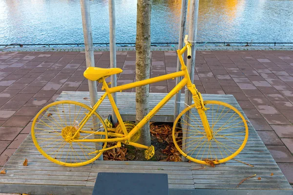 Gelb lackiertes Fahrrad — Stockfoto