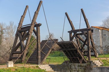 Arles Tahta Köprüsü