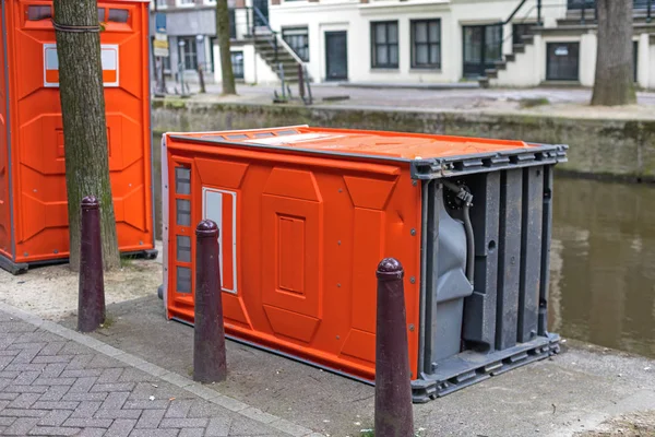 Draagbaar toilet omlaag — Stockfoto