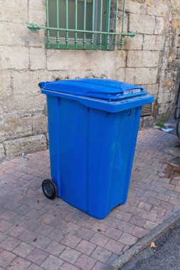 Büyük Wheelie Bin.