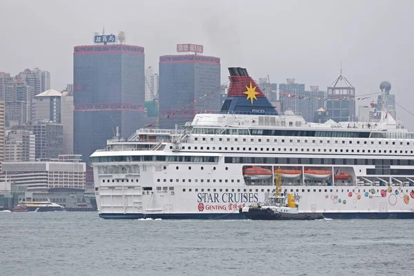 Cruiser Passing Hong Kong — Stock Photo, Image