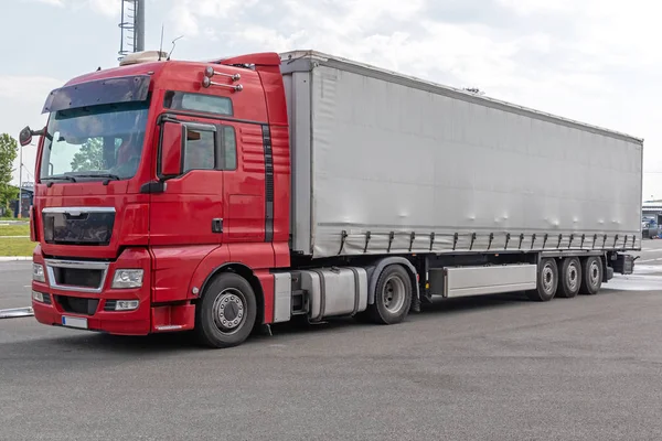 Rode halve vrachtwagen — Stockfoto