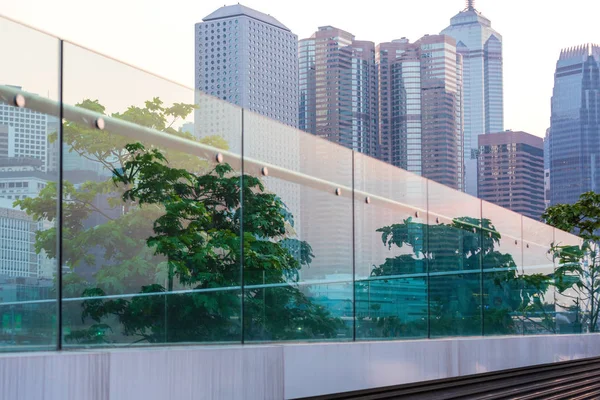 Glas reflektiert Stadtpark — Stockfoto