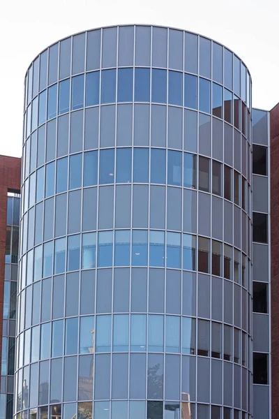 Edificio de vidrio curvado — Foto de Stock