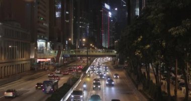 Hong Kong, Çin - 29 Nisan 2017: Wan Chai, Çin 'de Gece Sokak Arabaları Trafiği.