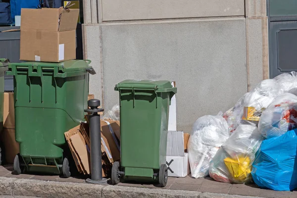 Straße der Müllsäcke — Stockfoto
