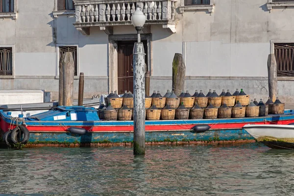 Transporte de vinho Veneza — Fotografia de Stock
