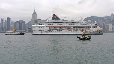 Hong Kong, Çin - 23 Nisan 2017: Star Cruises Balık Gemisi Hong Kong, Çin 'de Victoria Limanı' ndan geçiyor.