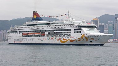 Hong Kong, Çin - 23 Nisan 2017: Star Cruises Balık Gemisi Hong Kong, Çin 'de Victoria Limanı' ndan geçiyor.