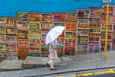 Merkez, Hong Kong - 26 Nisan 2017: Soho, Central Hong Kong 'daki Graffiti Art Gutzlaff Caddesi' nde Beyaz Şemsiye Yürüyüşü.