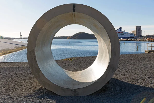 Tittar Big Concrete Pipe Construction Vid Oslo Beach — Stockfoto