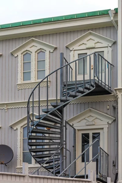 瑞典住房的螺旋形外部楼梯 — 图库照片