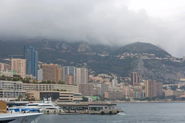 Monaco Stadtbild Mit Nebligen Bergen Hintergrund — Stockfoto