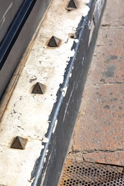 Metalen Spikes Dakloos Apparaat Voorkant Van Het Gebouw — Stockfoto