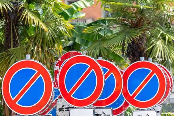 Veel Tijdelijke Geen Parkeren Verkeerstekens Straat — Stockfoto