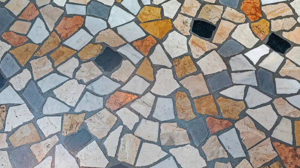 カラフルな壊れた大理石の破片の床の背景 — ストック写真