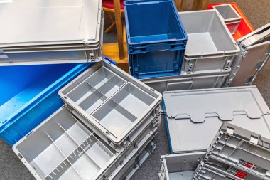 Birçok Plastik Taşıma Kutusu ve Sandığı