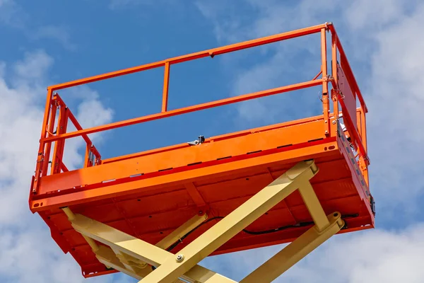 建設現場での高さのあるはさみリフトプラットフォームマシン — ストック写真