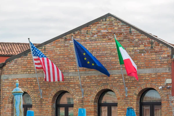 Bandeiras Itália Dos Eua Prédio Tijolos — Fotografia de Stock