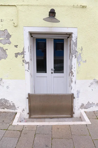 Hochwasserschutz Aus Stahlplatten Vor Der Tür Burano Venedig — Stockfoto