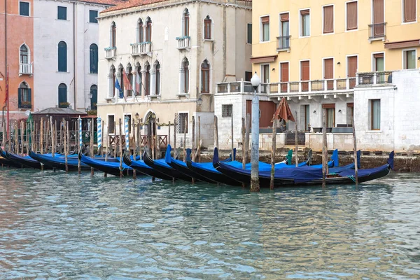 Aangemeerd Gondels Bij Grand Canal Venetië Italië — Stockfoto