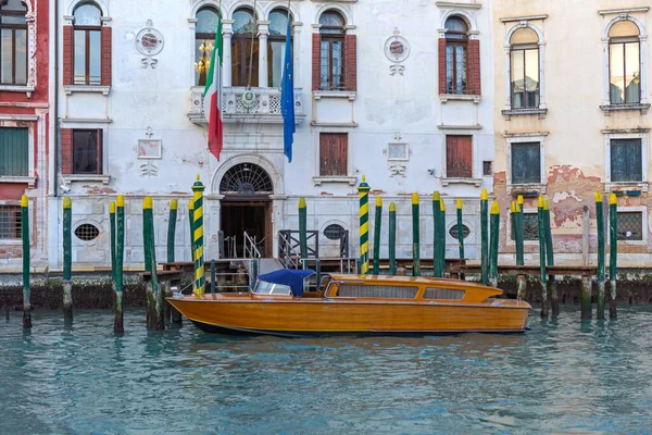 Taxi Boat Parked Grand Canal Venice — Stock Photo, Image