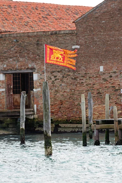 Drapeau Ville Venise Poteau Bois Dans Canal — Photo