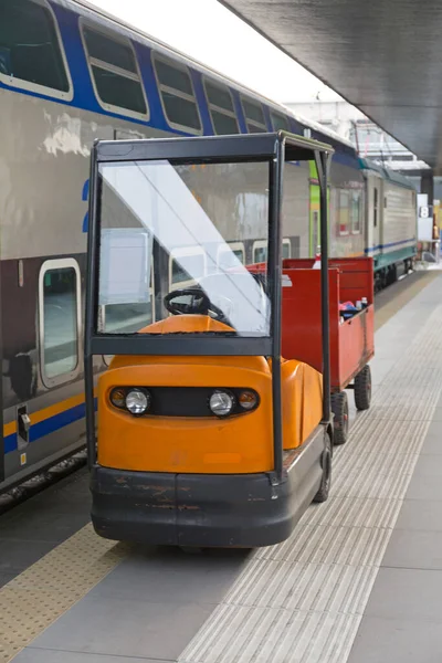 Veículo Carrinho Reboque Rebocador Plataforma Estação Ferroviária — Fotografia de Stock